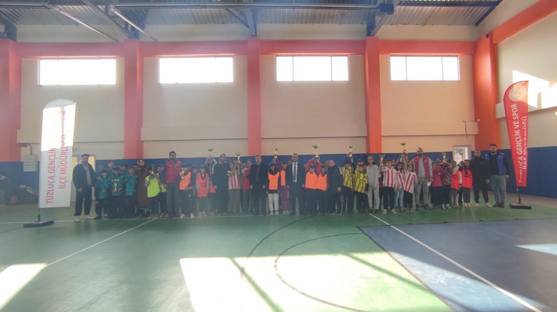 Okul sporları Futsal küçük-yıldız kız ve erkek kategorileri ödül töreni